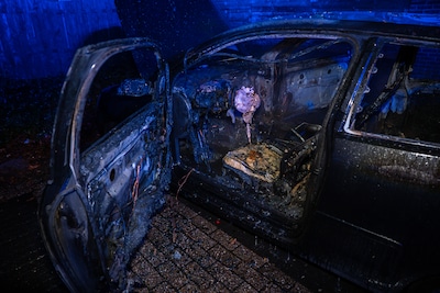 Auto brandt volledig uit op Oostburgwal in Arnhem