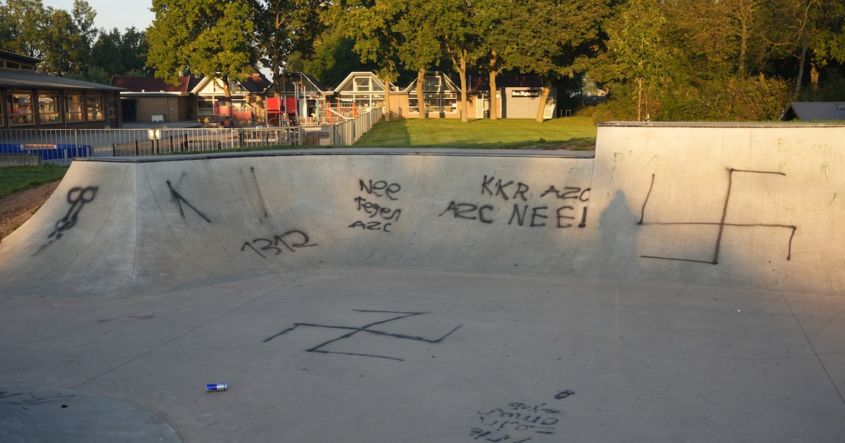 ‘AZC Nee’, hakenkruizen en dodelijke ziekte: graffitivandalen slaan weer toe in Bunschoten