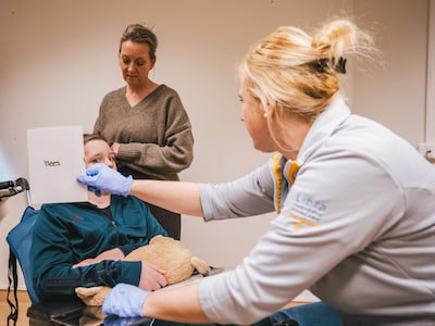 Giel (14) draait zich voor het eerst om na ongeluk: Tilburgse aanpak prikkelt beschadigd brein