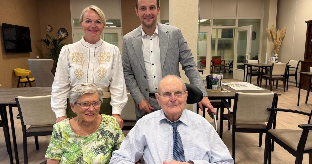Burgemeester en wethouder feliciteren 65-jarig bruidspaar Vanhommerig-Knops uit Simpelveld