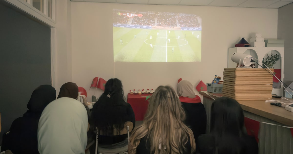 Kalm en vrijwel stil kijken deze vrouwen naar finale van Afrika Cup, tot slotfase aanbreekt: ‘Hij sc