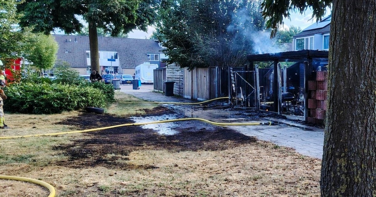Grote rookwolken boven Almelo door brand in bijgebouw