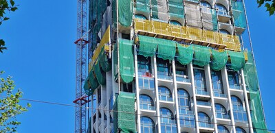 Oeps! Betonspetters van Post Rotterdam op de glazen gevel van de achterburen