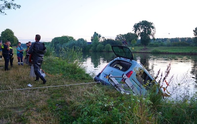 Gestolen auto gevonden in het water in Engelen, mogelijk verband met anti-asielbekladdingen