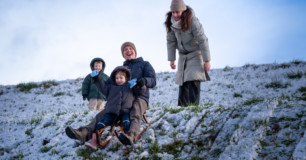 Sneeuwpret in Huissen, sleetjes roetsjen van de dijk