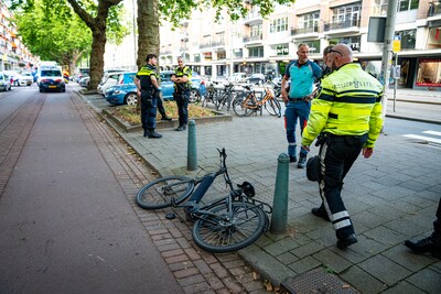 Gewonde nadat scooterrijder en fietser in botsing komen op de Goudsesingel in Rotterdam