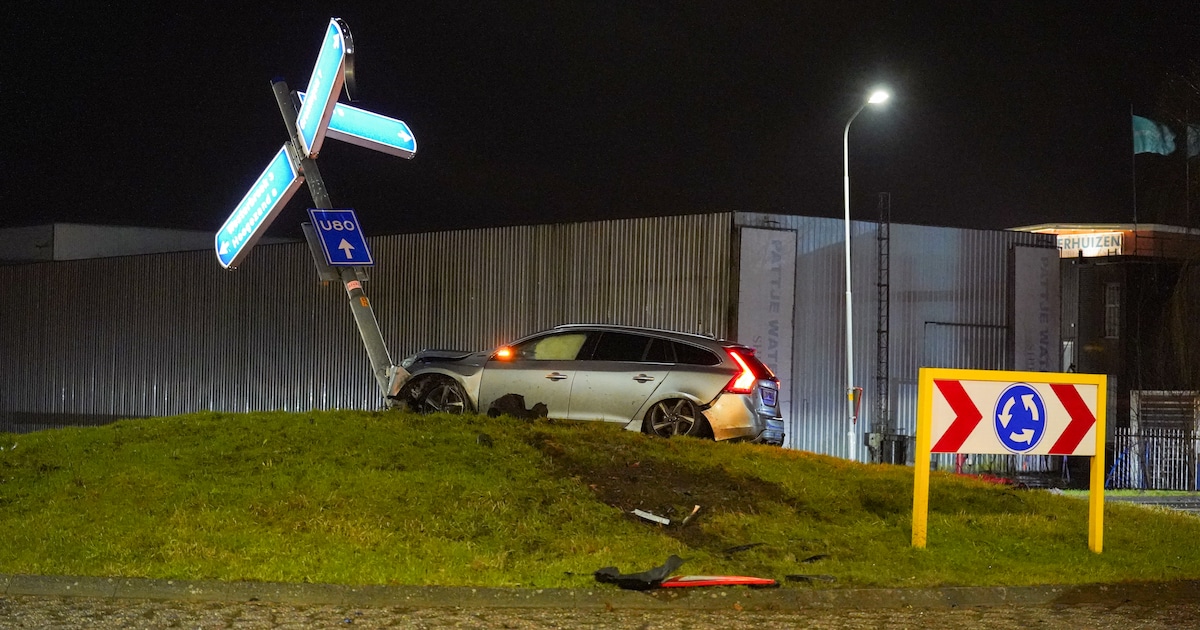Automobilist neemt rechtdoor op de rotonde te letterlijk bij Waterhuizen en botst op verkeerspaal mi