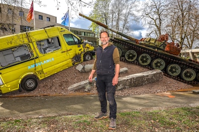 Naast tank ook kapotgeschoten ambulance voor Orpheus: ‘Kunstwerk mét statement’