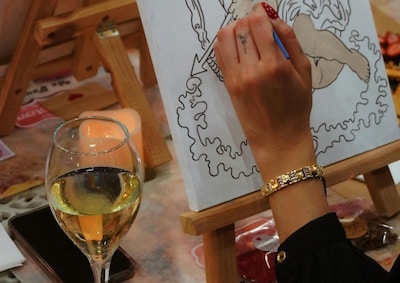 Painting and sharing experiences: this Sip & Paint is specially for grieving young people