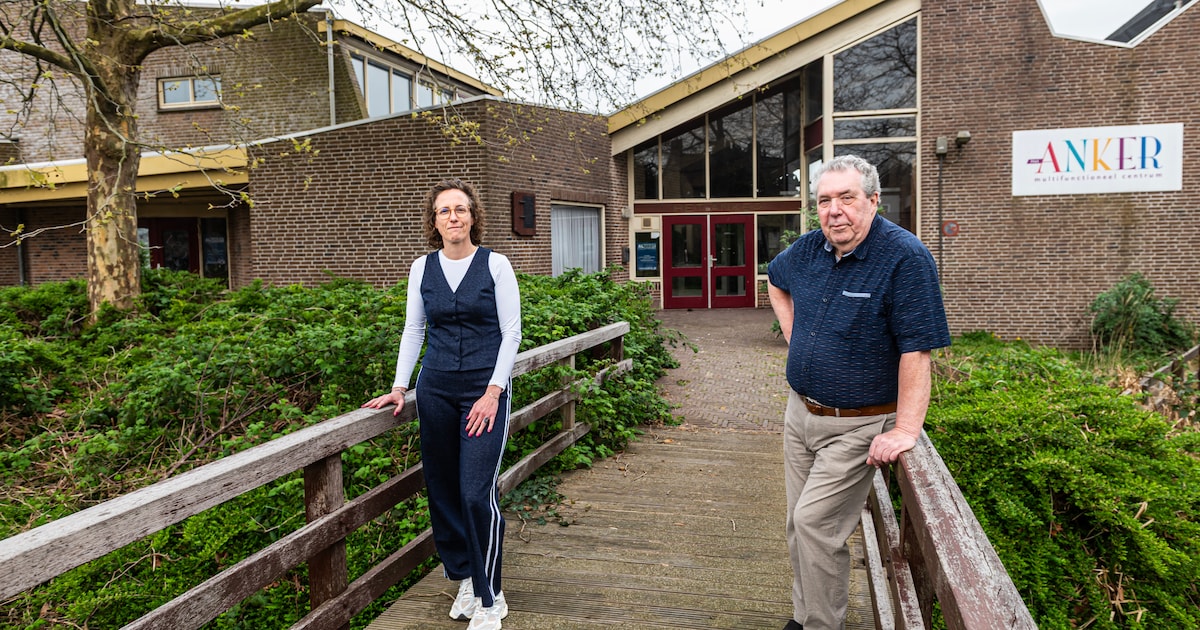 Talitha en John hebben last van hangjeugd bij voormalig buurthuis: ‘Bewoners lopen hier liever niet 