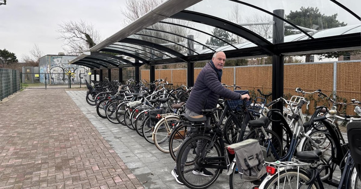Nieuwe fietsenstallingen bij station Zandvoort in gebruik genomen