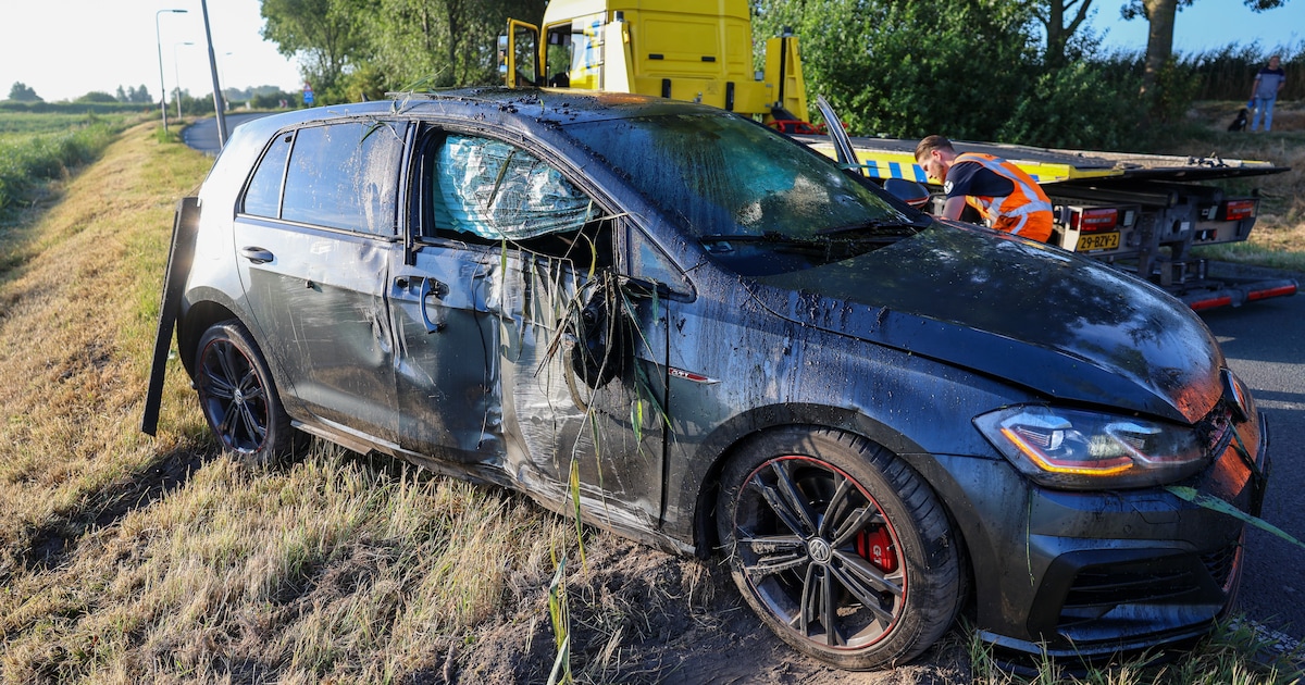 Auto belandt in het water op Heulslootweg in Bleiswijk