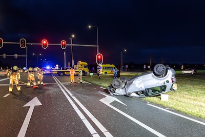 Auto crasht na uitwijkmanoeuvre bij Zwolle en belandt op de kop