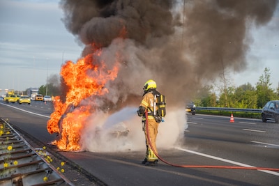 A12'de yanan araba nedeniyle yoğun trafik sıkışıklığı ve çok fazla duman