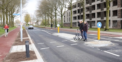 Nieuwe oversteek in Veldhoven moet weg veiliger maken, buurt vreest dat hardrijders toch niet afremm