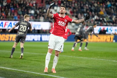 Slap AZ blijft op jacht naar tweede treffer, Volendam-doelman Van Oevelen krijgt bal vol in gezicht