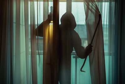 Vrouw op klaarlichte dag in haar woning overvallen, bedreigd én mishandeld