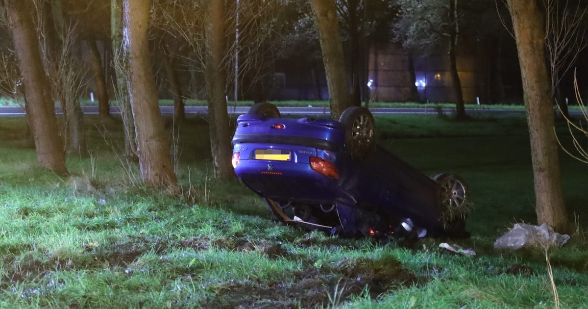 Auto ondersteboven in de berm naast de A9 bij Uitgeest