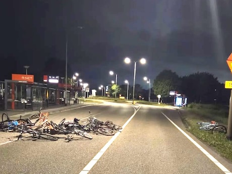 Jongeren gooien fietsen op autoweg