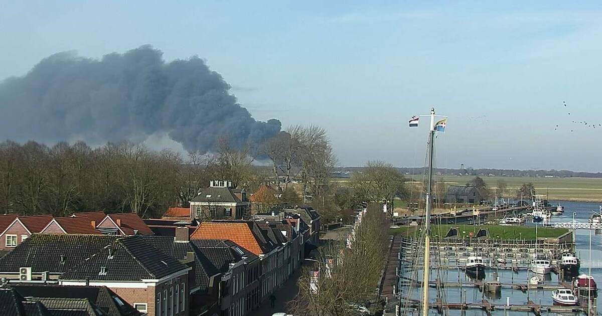 Brandweer rukt uit voor zeer grote brand in Sint Jansklooster: ‘Houd ramen en deuren gesloten’