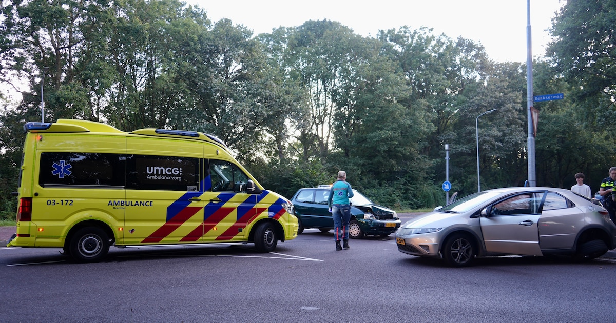 Twee auto’s botsen op kruising Europaweg-Noord en Essakkerweg in Assen