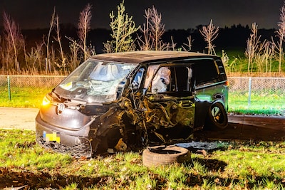 Bestuurder vlucht na crash met elektrisch busje, zoekactie met warmtebeeldcamera