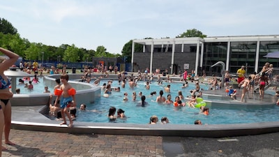 Zwembad Krommerijn ontruimd na melding van grote vechtpartij tussen tientallen mensen