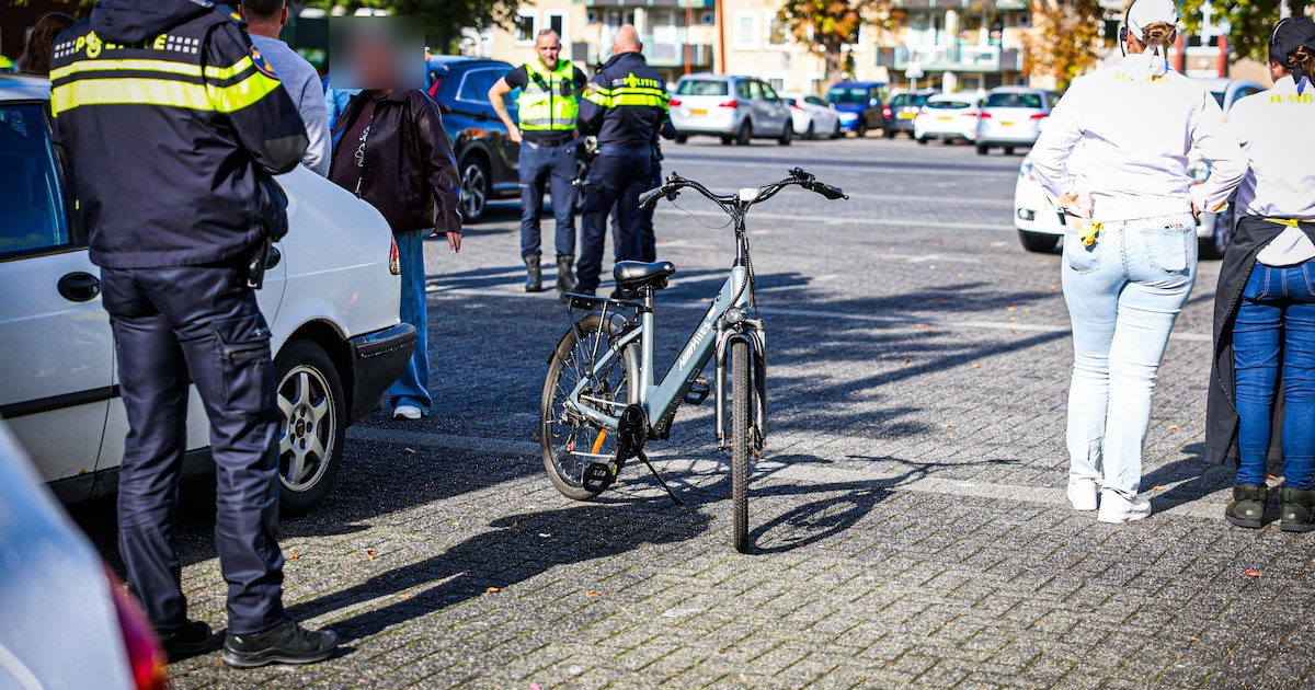 Fietser nagekeken na aanrijding op parkeerplaats Jumbo in Burgum
