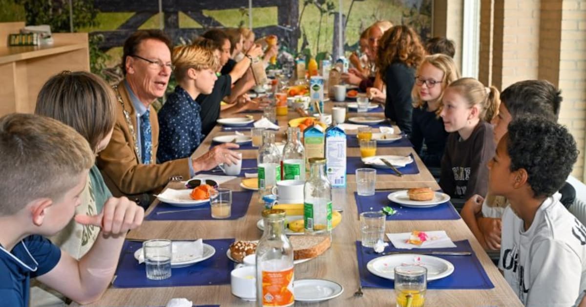 Burgemeester Stede Broec ontbijt met leerlingen van Willibrordusschool