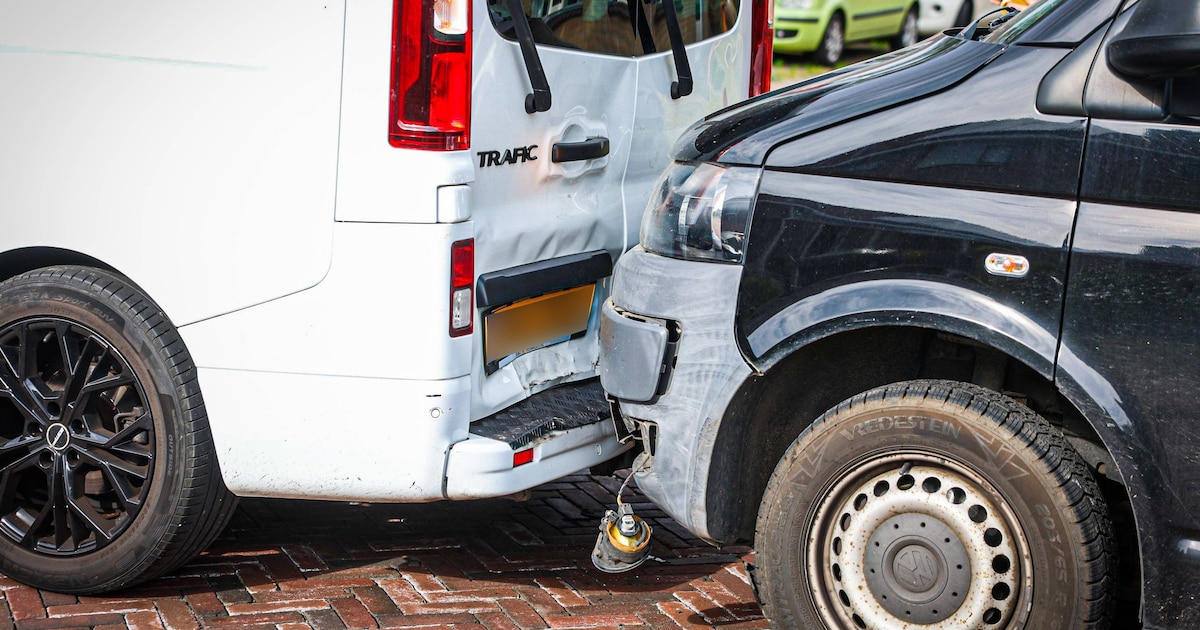 Botsing tussen bestelbusjes op kruising in Nijega
