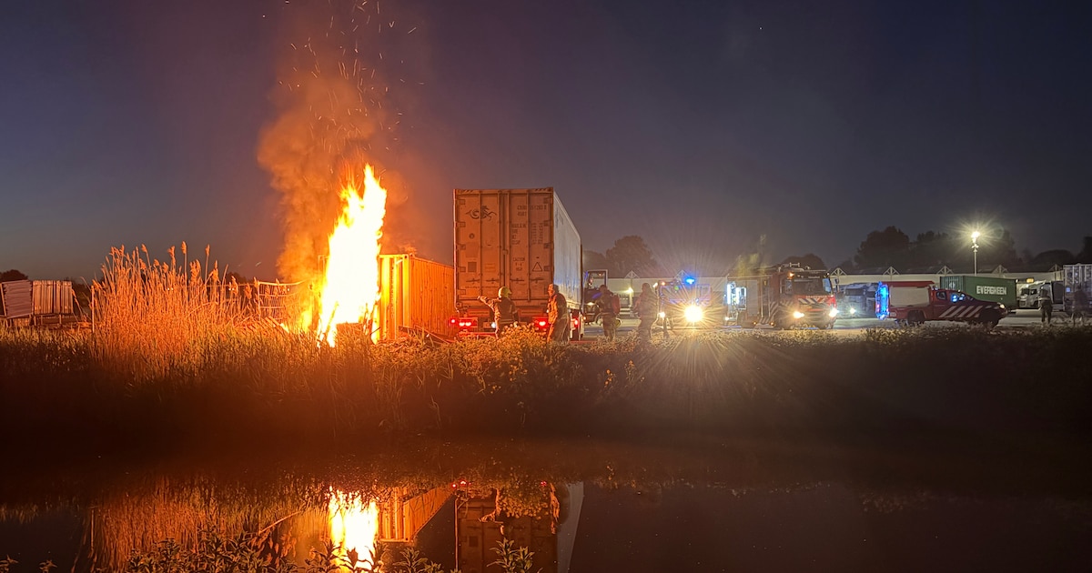 Pallets en afval bij container langs N209 bij Bergschenhoek vatten vlam ...