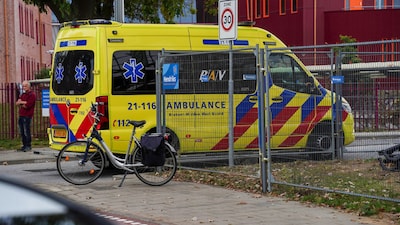 Fietser raakt gewond bij botsing met auto in Oss, slachtoffer naar het ziekenhuis