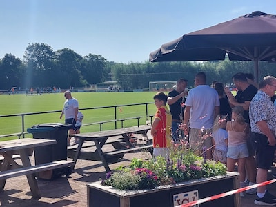 Ruime voorsprong Go Ahead Eagles in eerste oefenduel • Supporters zoeken schaduw op
