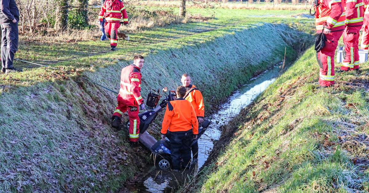 Vrouw op scootmobiel sloot ingereden in Siddeburen, mogelijk door gladheid