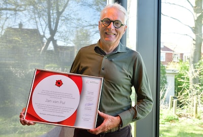 Jan van Pul ontvangt Roosenspeld in Roosendaal