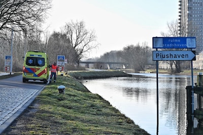 Man raakt met auto te water in kanaal Tilburg, kan zelf uit voertuig komen