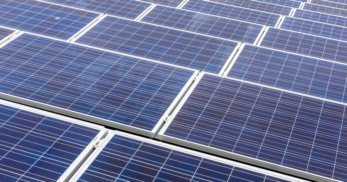 Gemeente Vlaardingen plaatst 162 zonnepanelen op dak van stadswerf