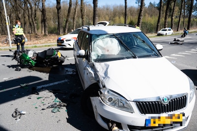Motorrijder ernstig gewond na harde botsing met auto in Rozendaal, weg dicht