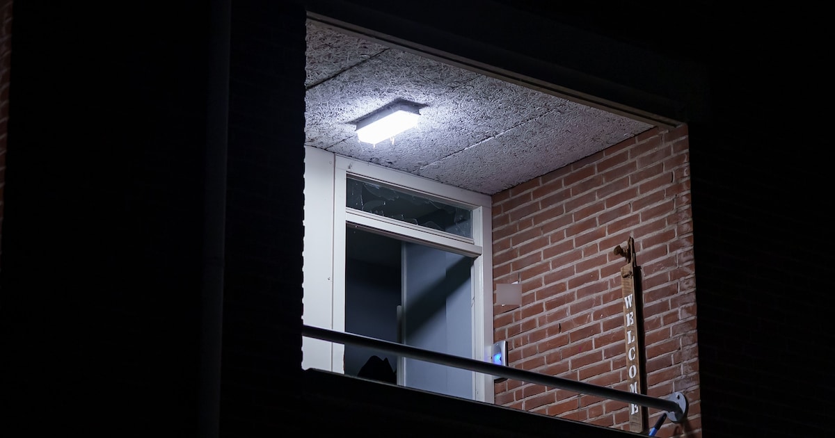 Schade door explosie bij portiekwoning aan de Markgraaflaan in Vlaardingen