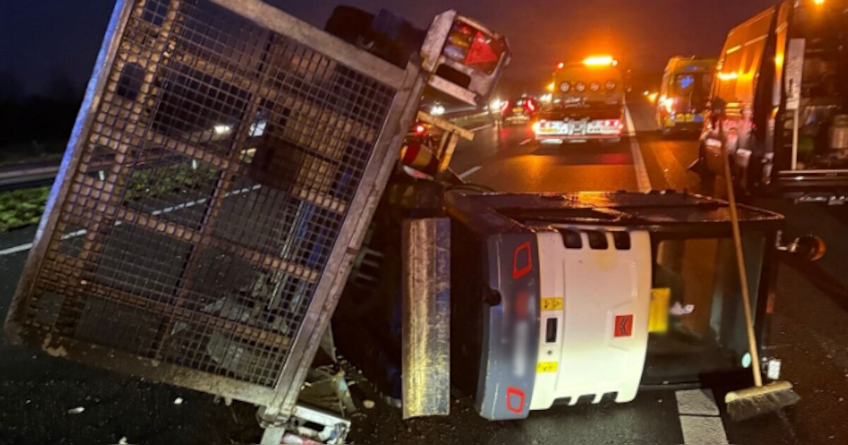 Aanhanger met graafmachine gekanteld op de A73 bij Beesel: snelweg tot 10.00 uur dicht