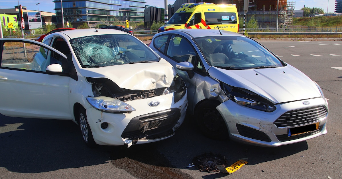 Twee auto's botsen op de Ir. G. Tjalmaweg bij Oegstgeest