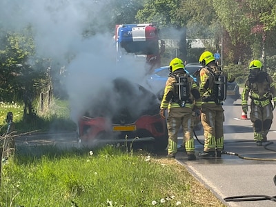 Auto in brand in Wekerom: bestuurder en passagier ongedeerd