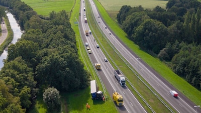 Vrachtwagenchauffeur maakt een onverwachte rit náást de A50