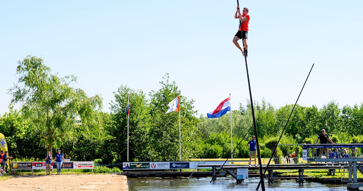 Zaterdagavond spektakel in Burgum: fierljeppen in vijf categorieën | Noardeast-Fryslân
