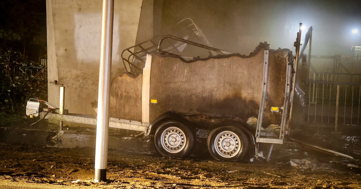 Paardentrailer brandt uit onder viaduct A12 in Bunnik