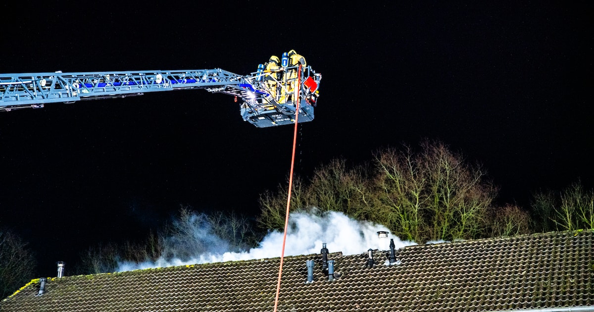 Vlammen slaan uit het dak bij woningbrand in Bovensmilde