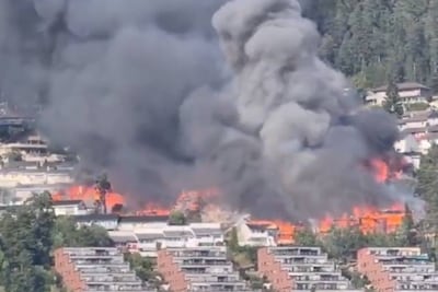 Enorme brand in Noorse stad Krokstadelva: meer dan 50 huizen verwoest, vuur nog niet onder controle
