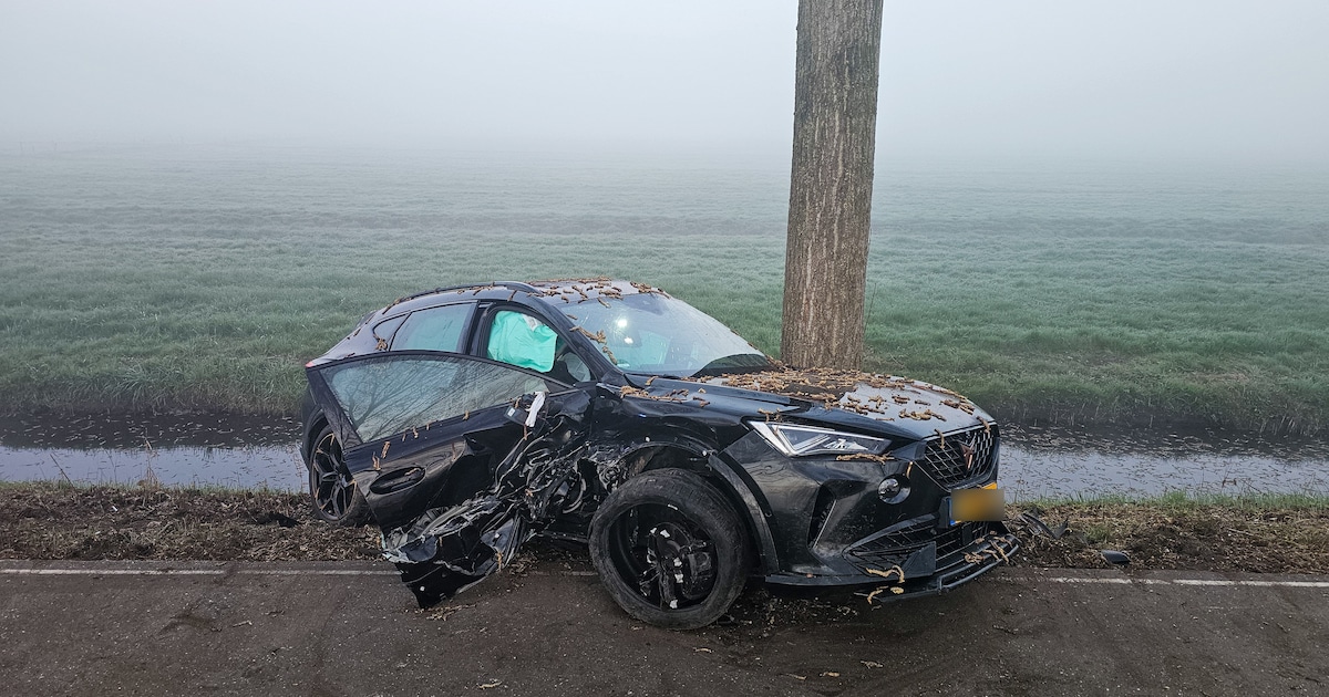 Automobilist wil inhalen tijdens dichte mist en klapt frontaal op tegenligger in Ottoland