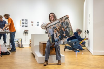 Bekroonde fotografe Ilvy vindt Aziatische familiegeschiedenis terug in Haags pand: ‘Geeft grip op on