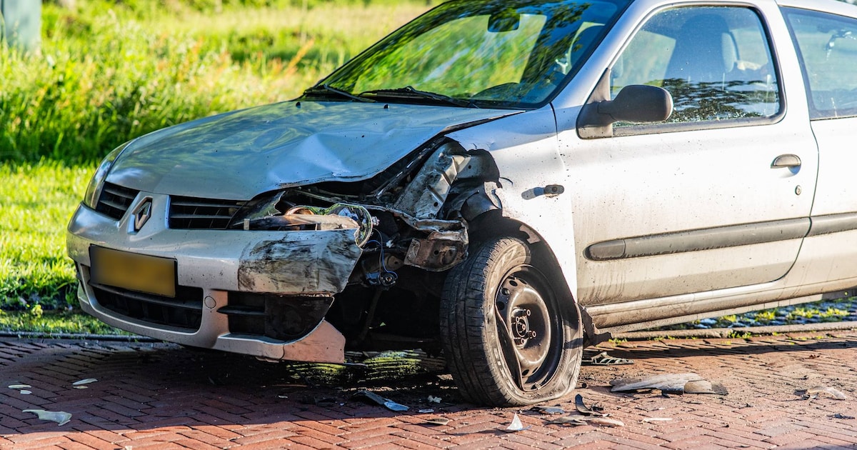 Auto en bestelbus botsen op Foarwei in Kollumersweach